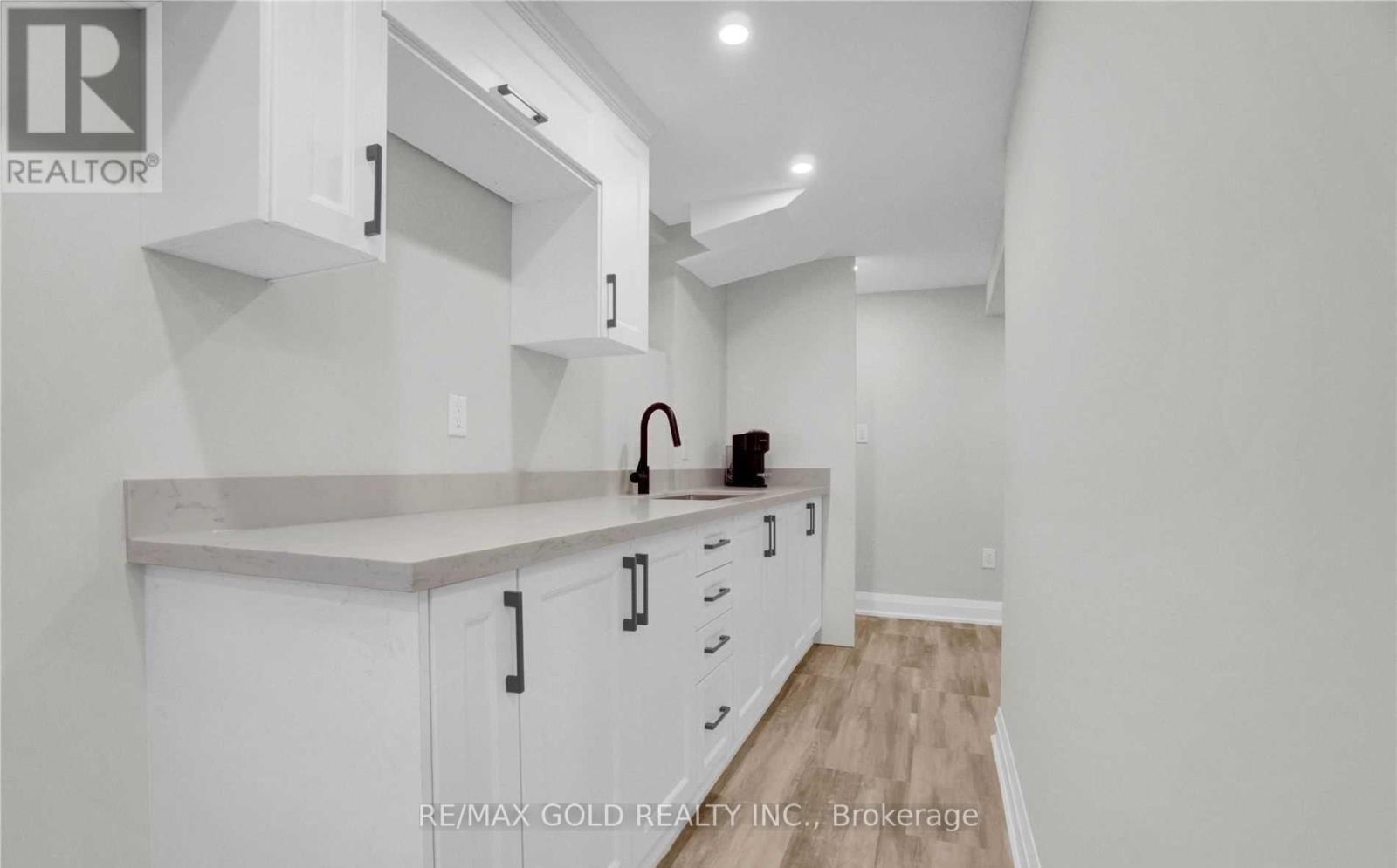 2404 Maryvale Court, Burlington, Ontario  L7P 2P2 - Photo 23 - W12705264