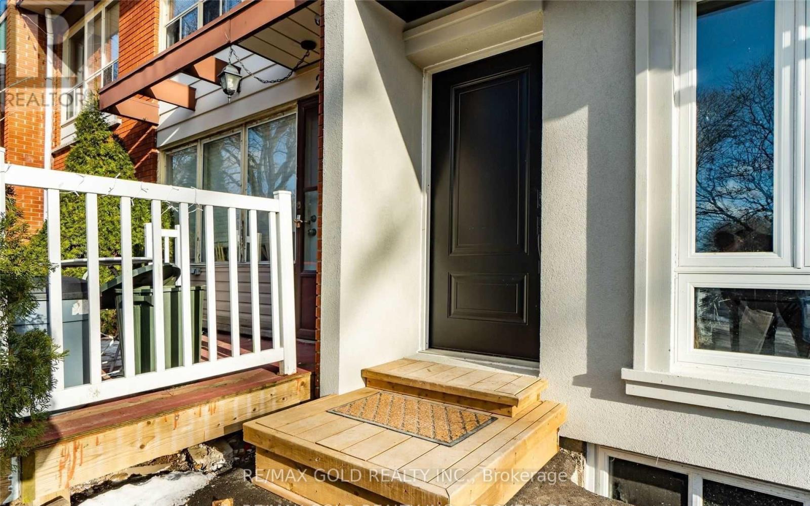 2404 Maryvale Court, Burlington, Ontario  L7P 2P2 - Photo 3 - W12705264