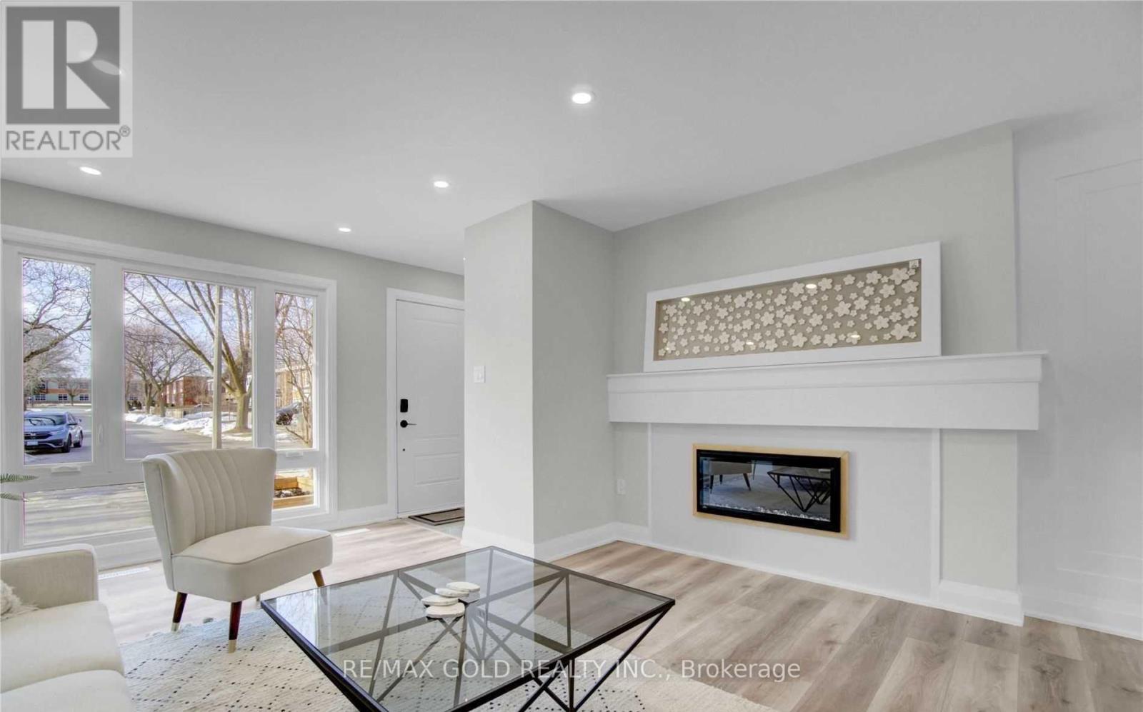 2404 Maryvale Court, Burlington, Ontario  L7P 2P2 - Photo 4 - W12705264