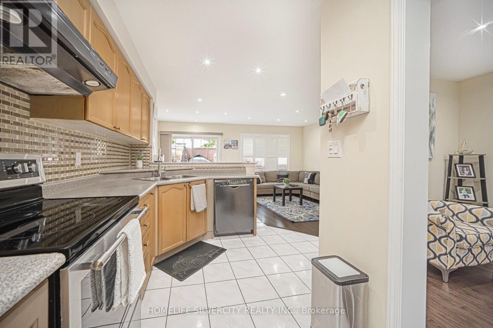 119 Herdwick Street, Brampton, Ontario  L6S 0A5 - Photo 10 - W12705298