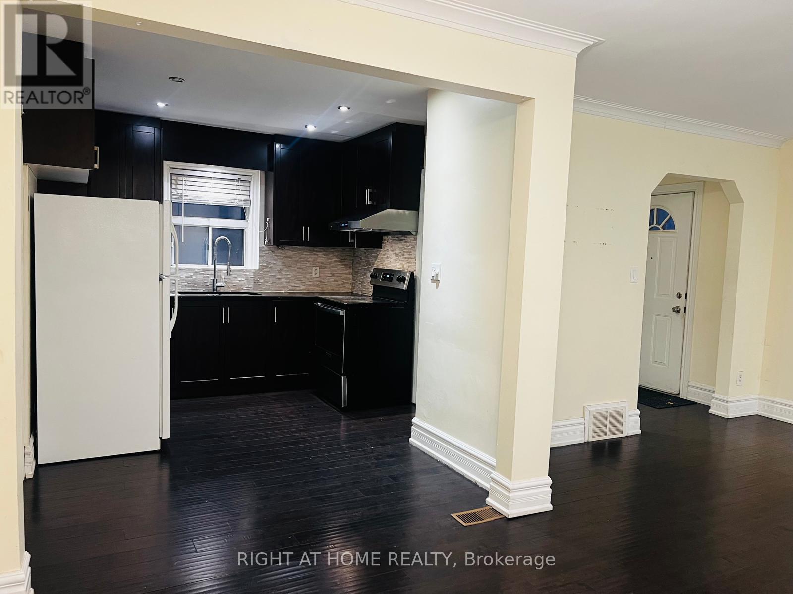 6 Melody Road, Toronto, Ontario  M9M 1C7 - Photo 7 - W12689940