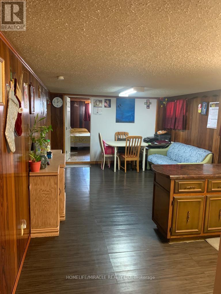 7324 Reindeer Drive, Mississauga, Ontario  L4T 2M8 - Photo 2 - W12704936