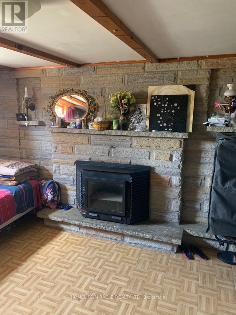 7324 Reindeer Drive, Mississauga, Ontario  L4T 2M8 - Photo 3 - W12704936