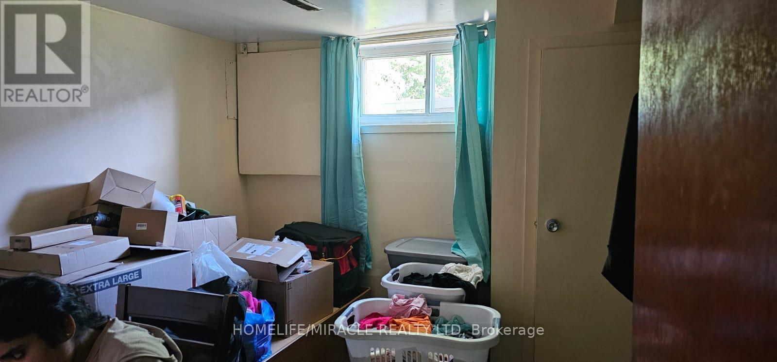 7324 Reindeer Drive, Mississauga, Ontario  L4T 2M8 - Photo 6 - W12704936