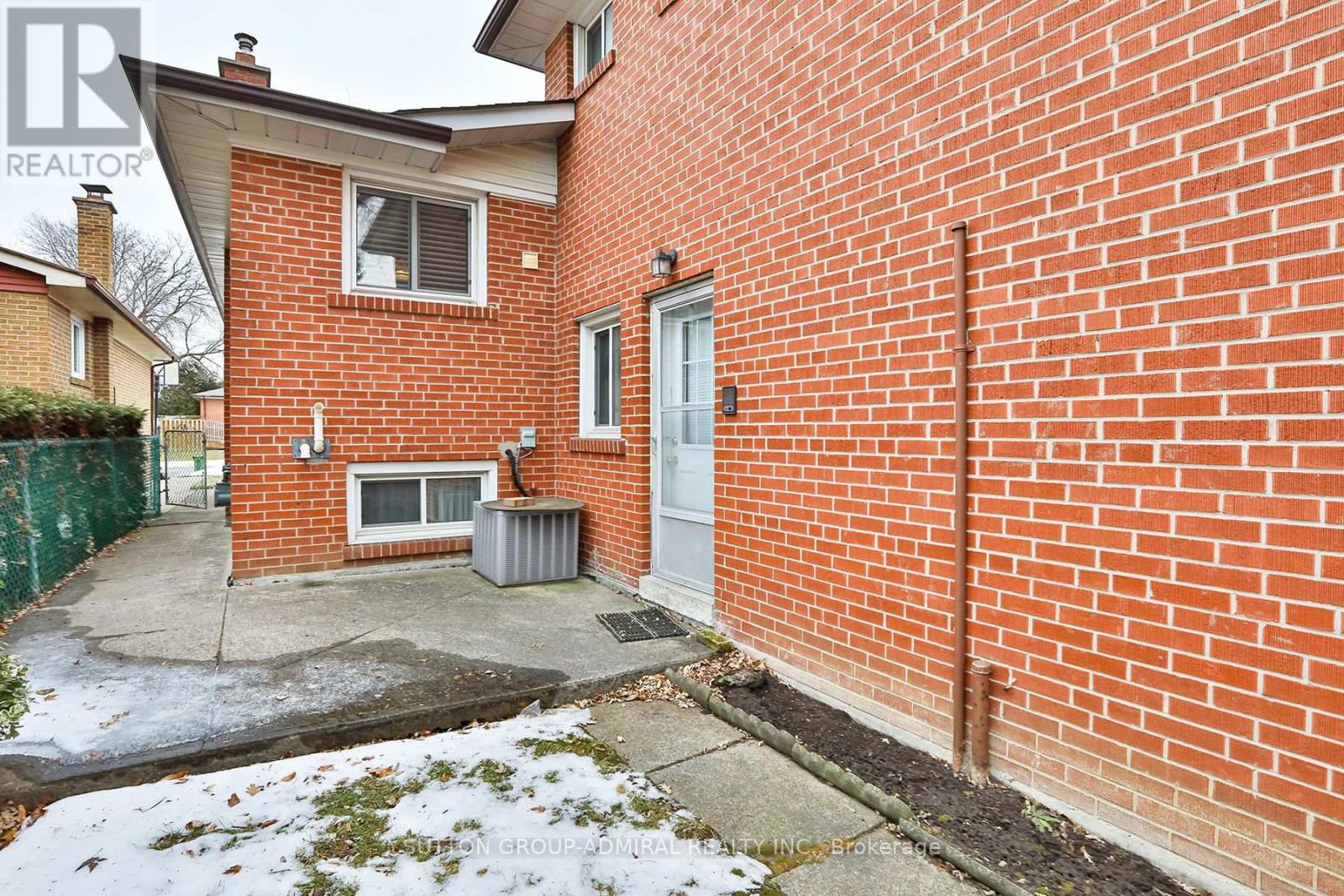 20 Manadon Drive, Toronto, Ontario  M2M 1W6 - Photo 39 - C12705426