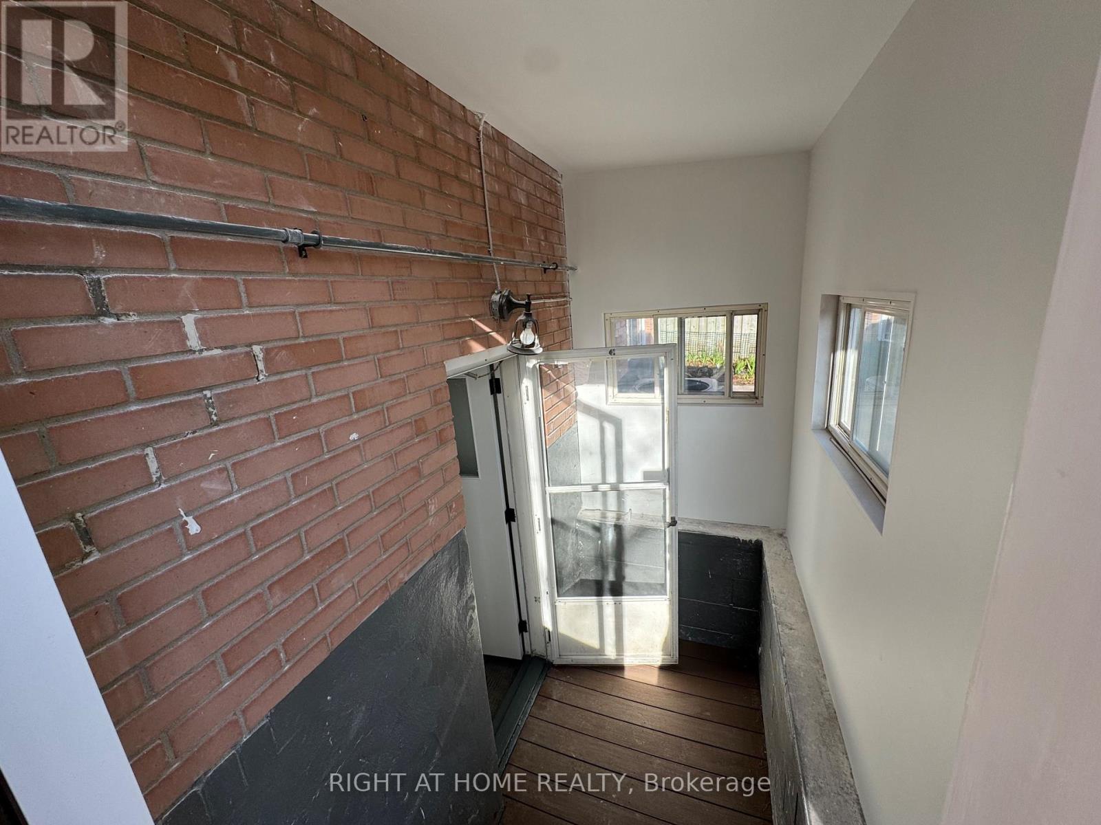 219 Steel Street, Barrie, Ontario  L4M 2G8 - Photo 2 - S12705400