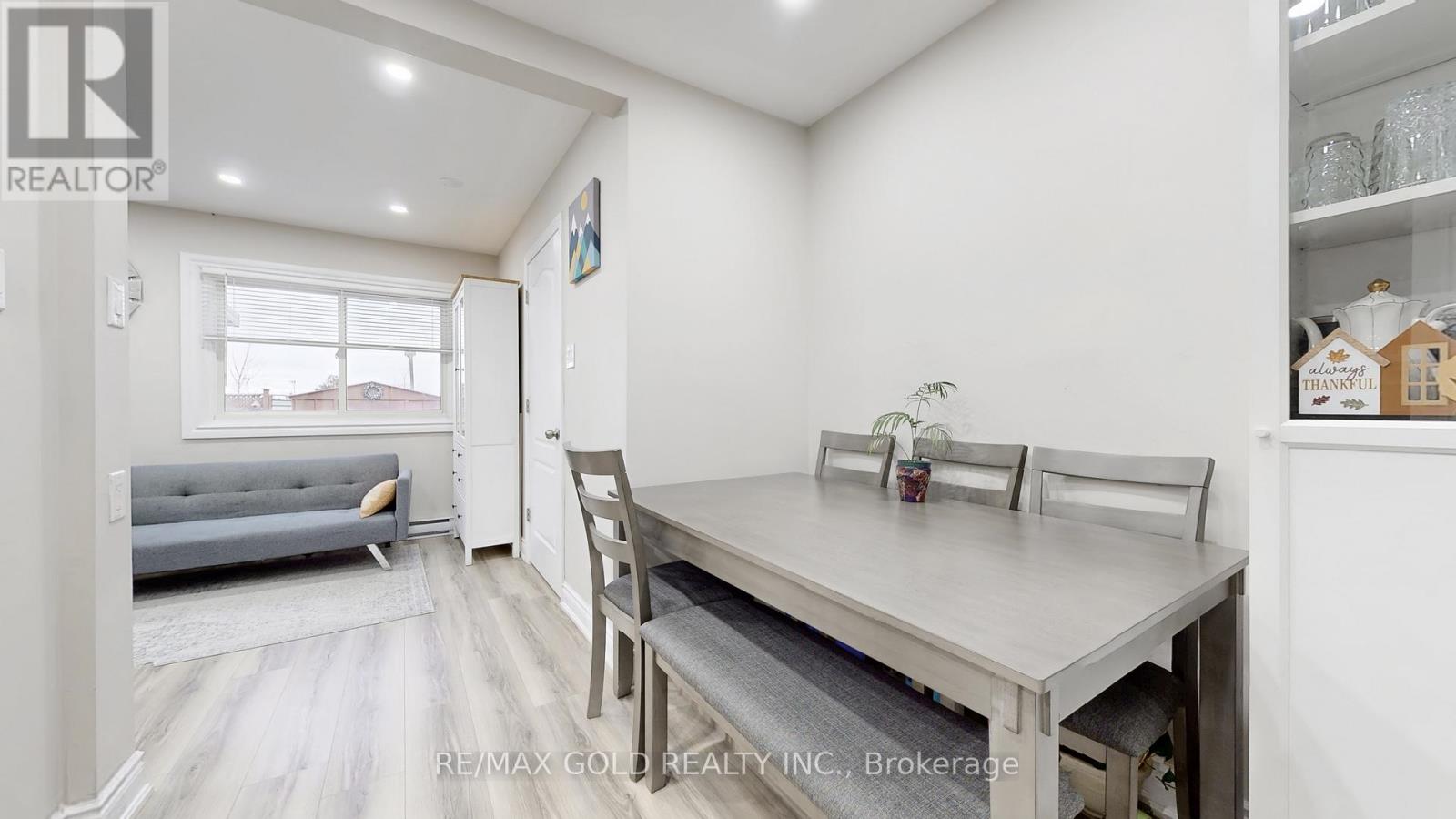 12 Glencastle Square, Brampton, Ontario  L6S 2H8 - Photo 10 - W12703906