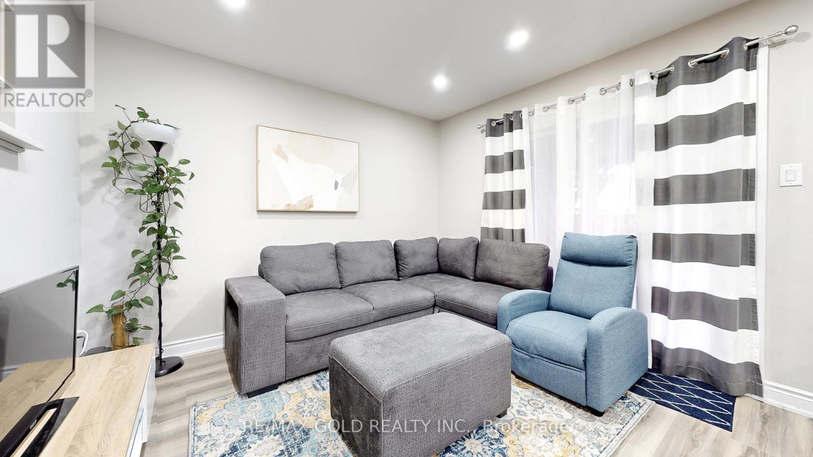 12 Glencastle Square, Brampton, Ontario  L6S 2H8 - Photo 5 - W12703906