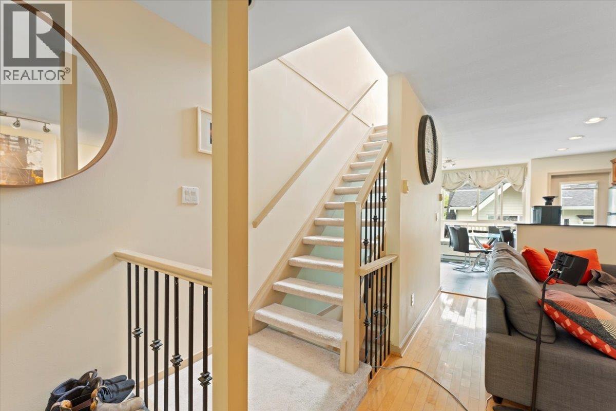 6878 Village Green, Burnaby, British Columbia  V5E 4K9 - Photo 4 - R3080404