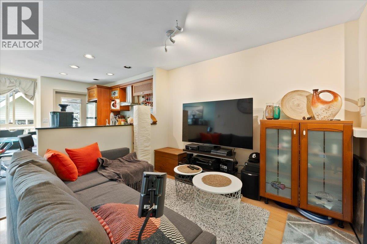 6878 Village Green, Burnaby, British Columbia  V5E 4K9 - Photo 7 - R3080404