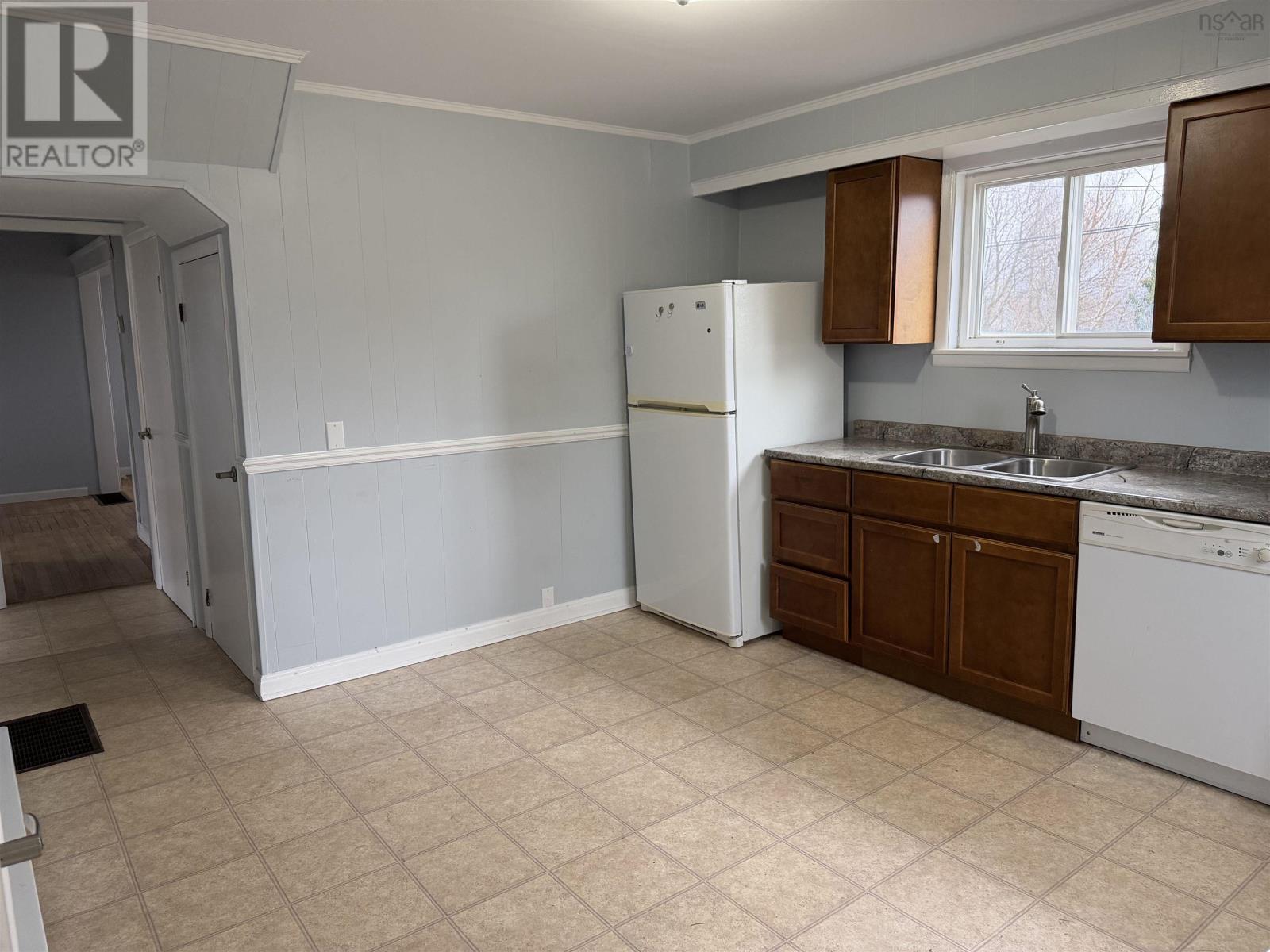 32 Emmanuel Street, Stellarton, Nova Scotia  B0K 1S0 - Photo 3 - 202601018