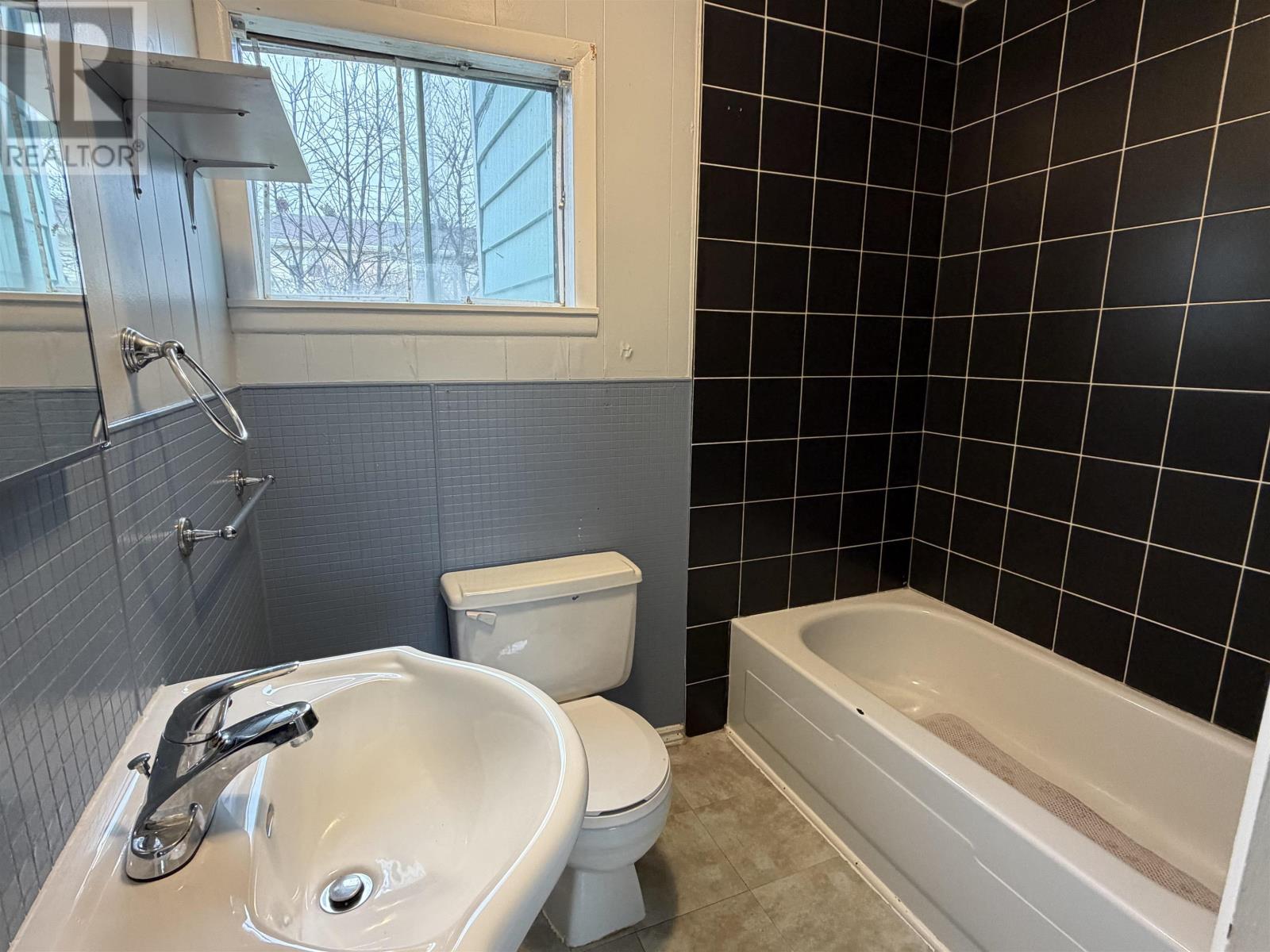 32 Emmanuel Street, Stellarton, Nova Scotia  B0K 1S0 - Photo 6 - 202601018