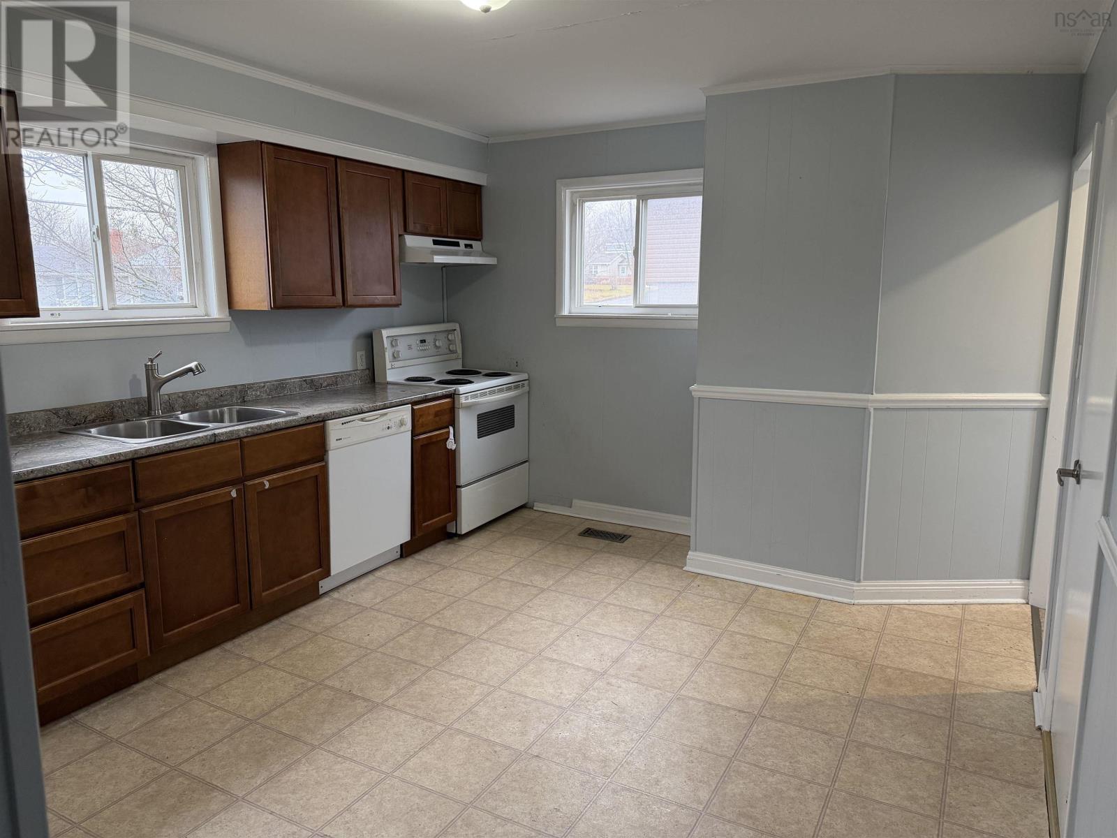 32 Emmanuel Street, Stellarton, Nova Scotia  B0K 1S0 - Photo 4 - 202601018