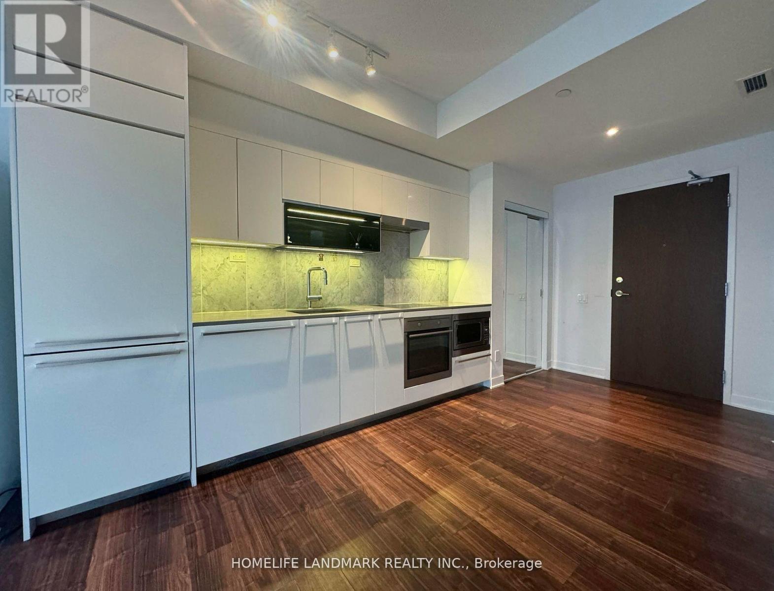 608 - 90 Queens Whalf Road, Toronto, Ontario  M5V 0J4 - Photo 4 - C12705490