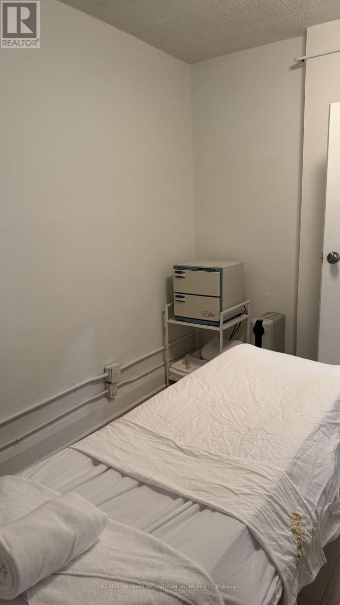 2nd Level - 728 St Clair Avenue W, Toronto, Ontario  M6C 1B3 - Photo 11 - C12705512