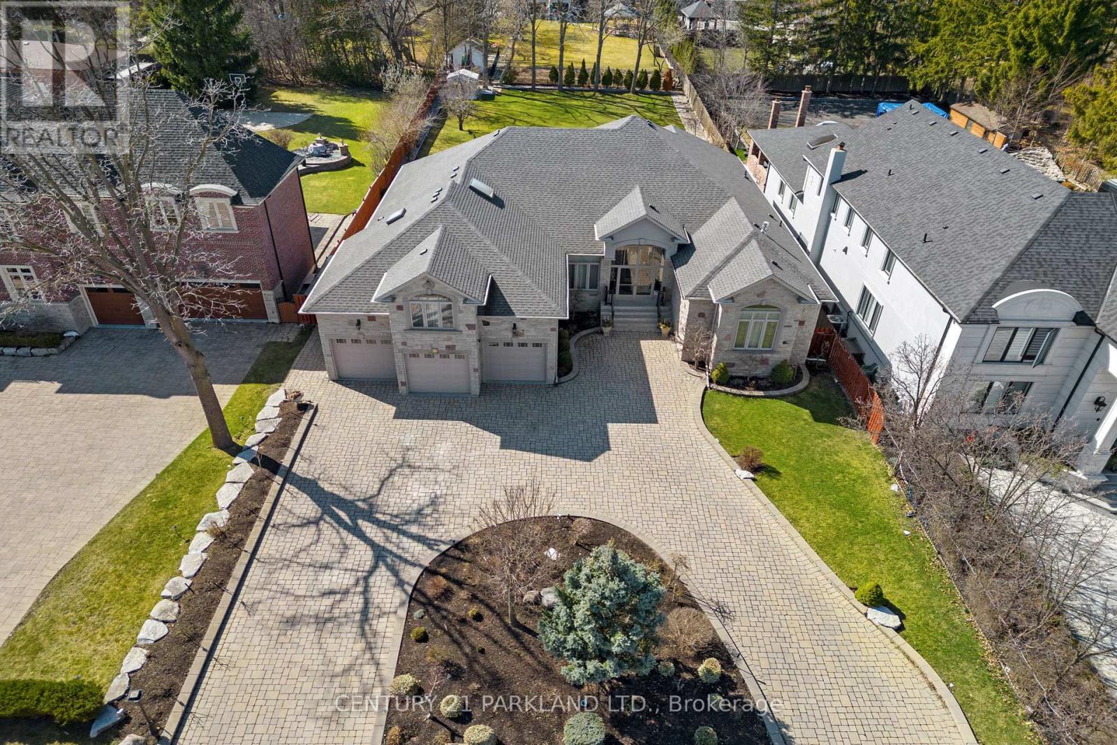 16 BOYLE DRIVE, Richmond Hill, Ontario