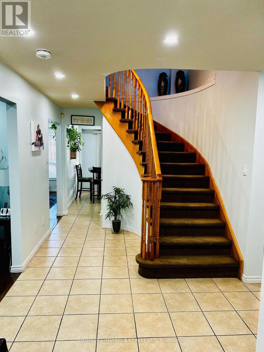 Upper - 3035 Dalehurst Drive, Mississauga, Ontario  L5N 6M8 - Photo 7 - W12705484