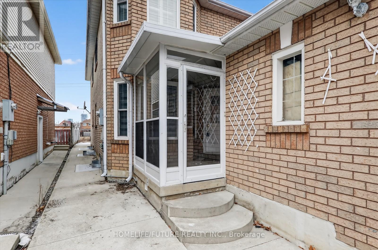 Main & 2nd - 231 Timberlane Drive, Brampton, Ontario  L6Y 4V7 - Photo 5 - W12705514
