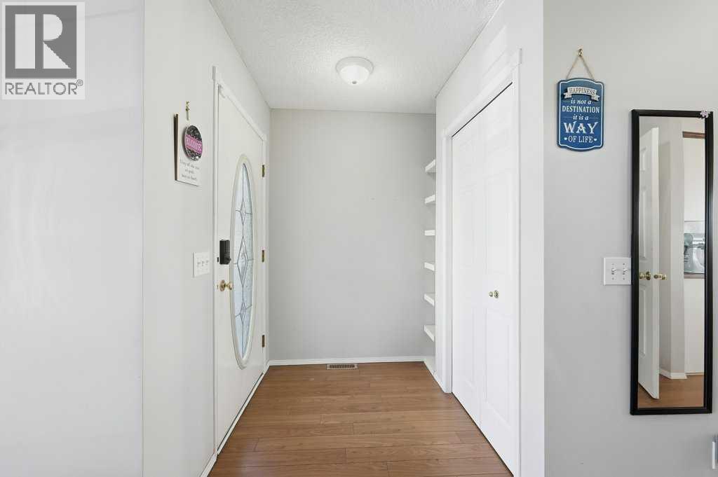 1009 Country Hills Circle Nw, Calgary, Alberta  T3K 4W7 - Photo 3 - A2279886