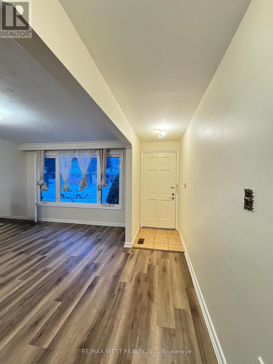 Main Floor - 410 Becker Road N, Richmond Hill, Ontario  L4C 2S4 - Photo 2 - N12705572