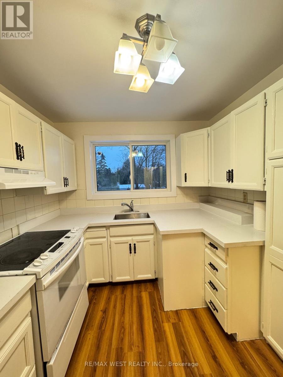 Main Floor - 410 Becker Road N, Richmond Hill, Ontario  L4C 2S4 - Photo 5 - N12705572