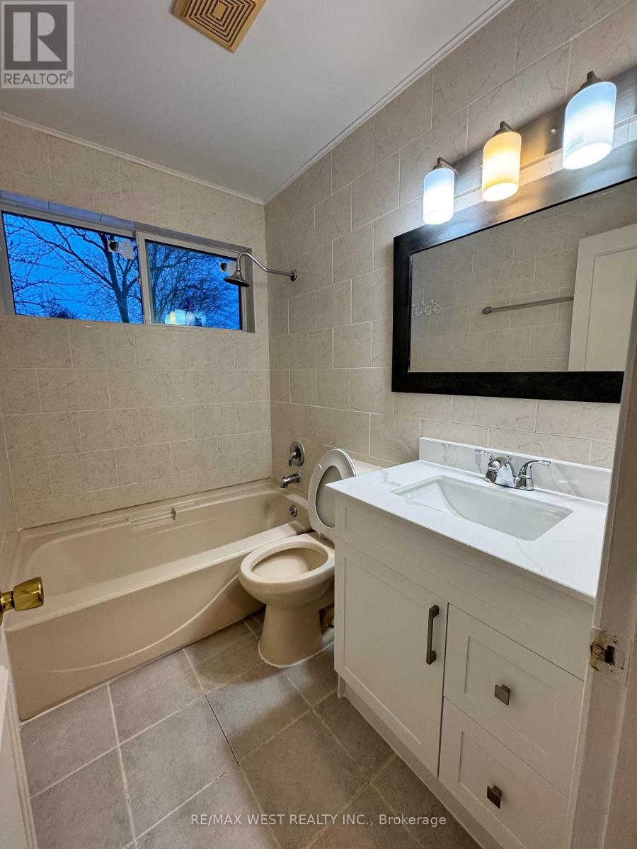 Main Floor - 410 Becker Road N, Richmond Hill, Ontario  L4C 2S4 - Photo 6 - N12705572