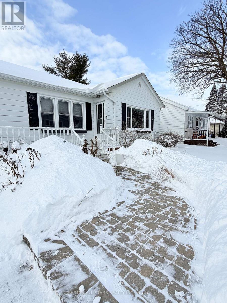 68 Montreal Street, Whitchurch-Stouffville, Ontario  L4A 7W1 - Photo 2 - N12705616