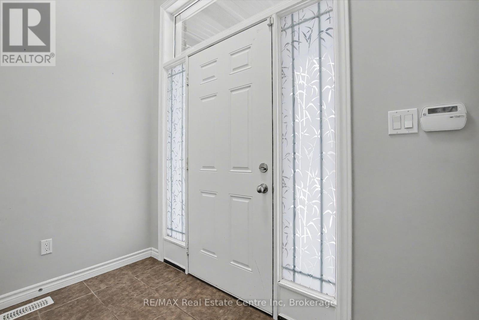 158 Kemp Crescent, Guelph, Ontario N1E 0K1 - Photo 4 - X12699870