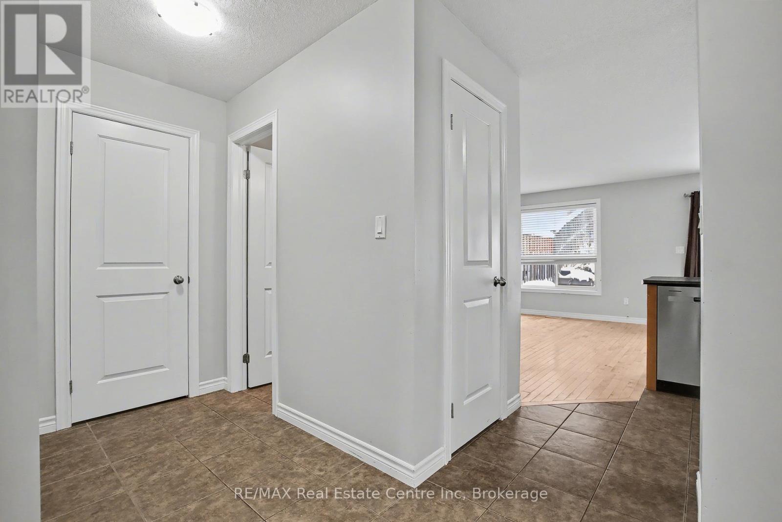 158 Kemp Crescent, Guelph, Ontario N1E 0K1 - Photo 6 - X12699870