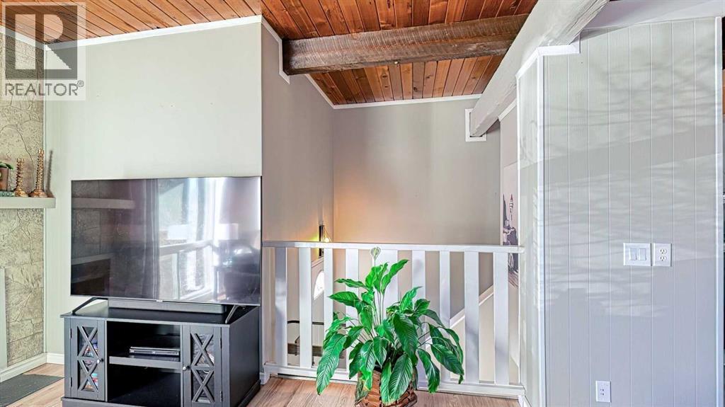 152 Oaktree Lane Sw, Calgary, Alberta  T2V 4E4 - Photo 3 - A2279714