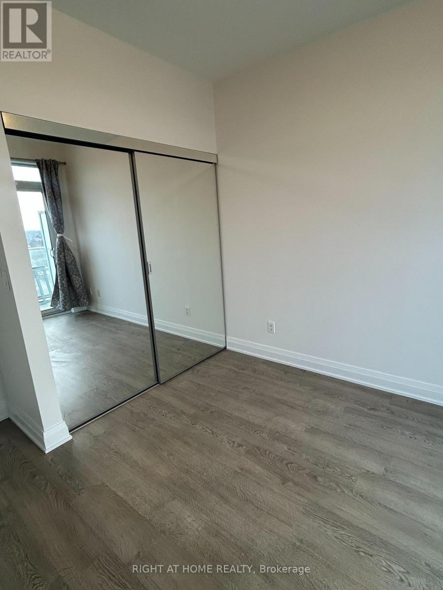 1010 - 55 Speers Road, Oakville, Ontario  L6K 3R6 - Photo 4 - W12705662