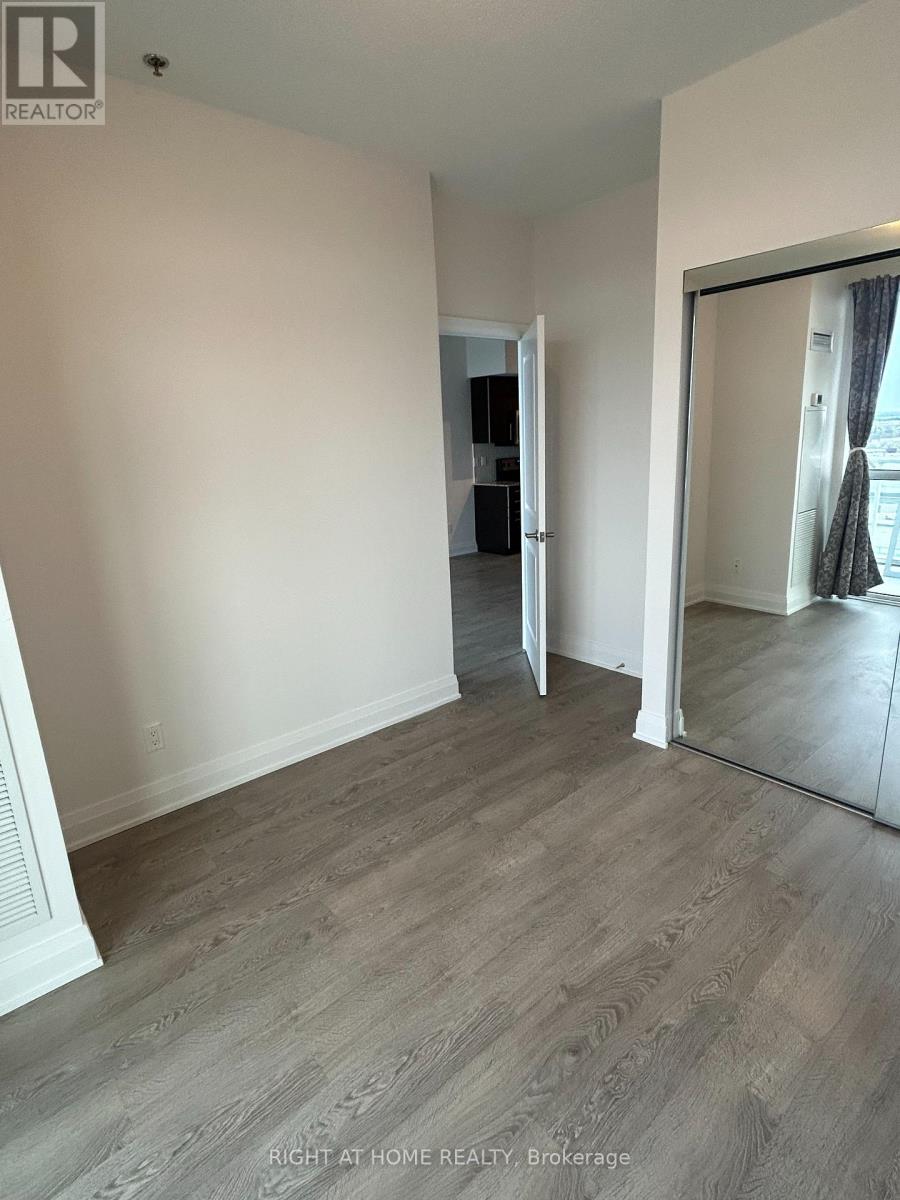 1010 - 55 Speers Road, Oakville, Ontario  L6K 3R6 - Photo 5 - W12705662