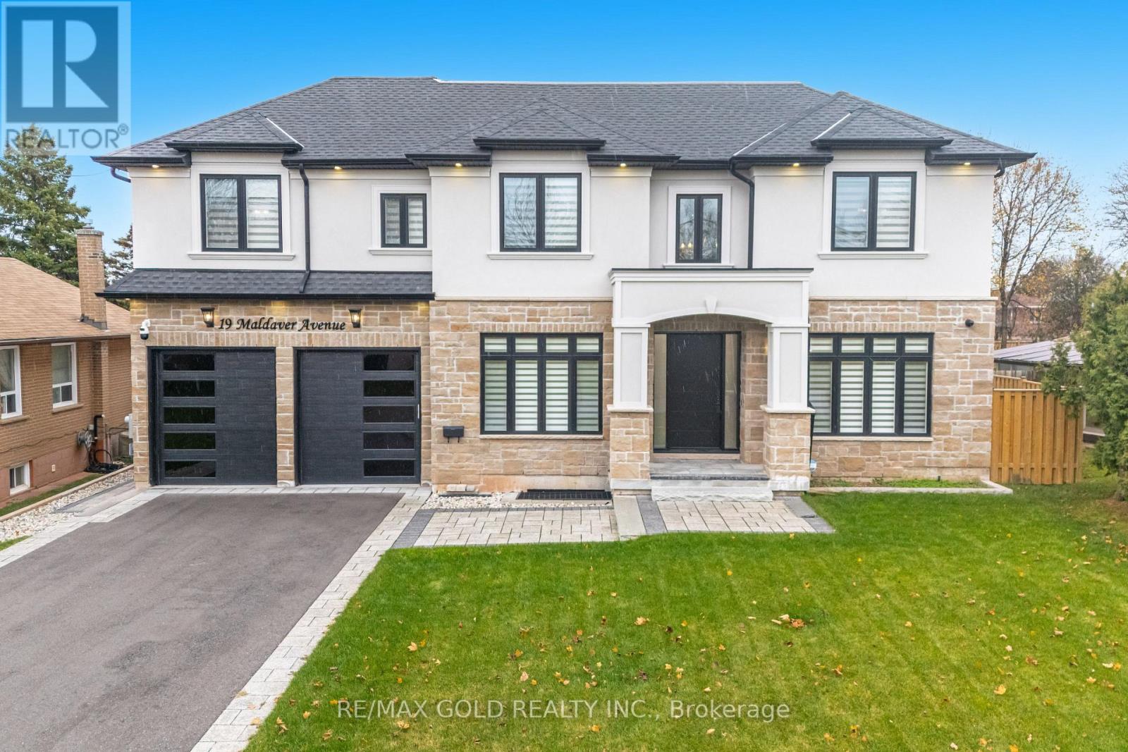 19 Maldaver Avenue, Mississauga, Ontario  L5M 1W4 - Photo 3 - W12705324