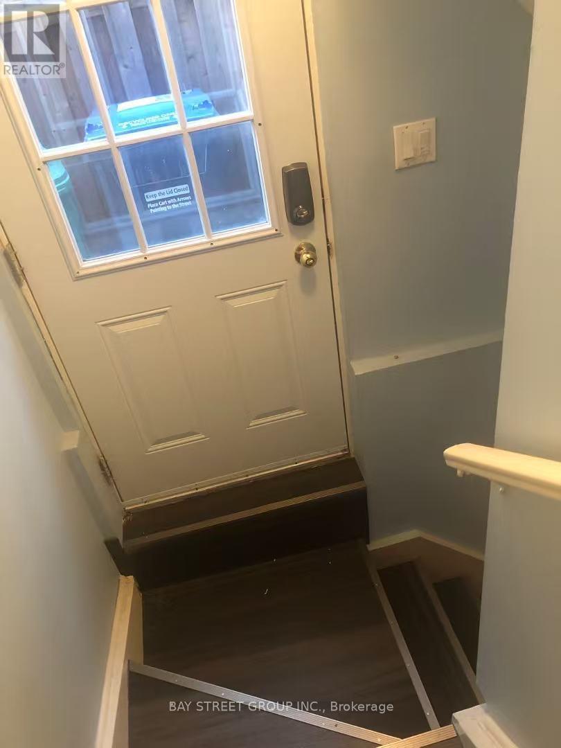 4641 Crosscreek Court, Mississauga, Ontario  L5V 1G5 - Photo 4 - W12705716