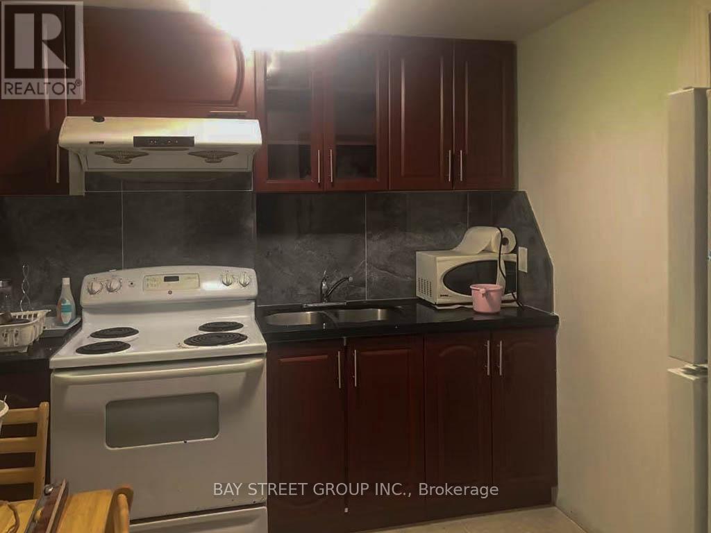 4641 Crosscreek Court, Mississauga, Ontario  L5V 1G5 - Photo 5 - W12705716