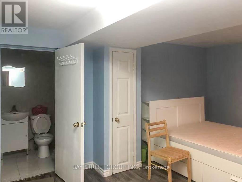 4641 Crosscreek Court, Mississauga, Ontario  L5V 1G5 - Photo 6 - W12705716