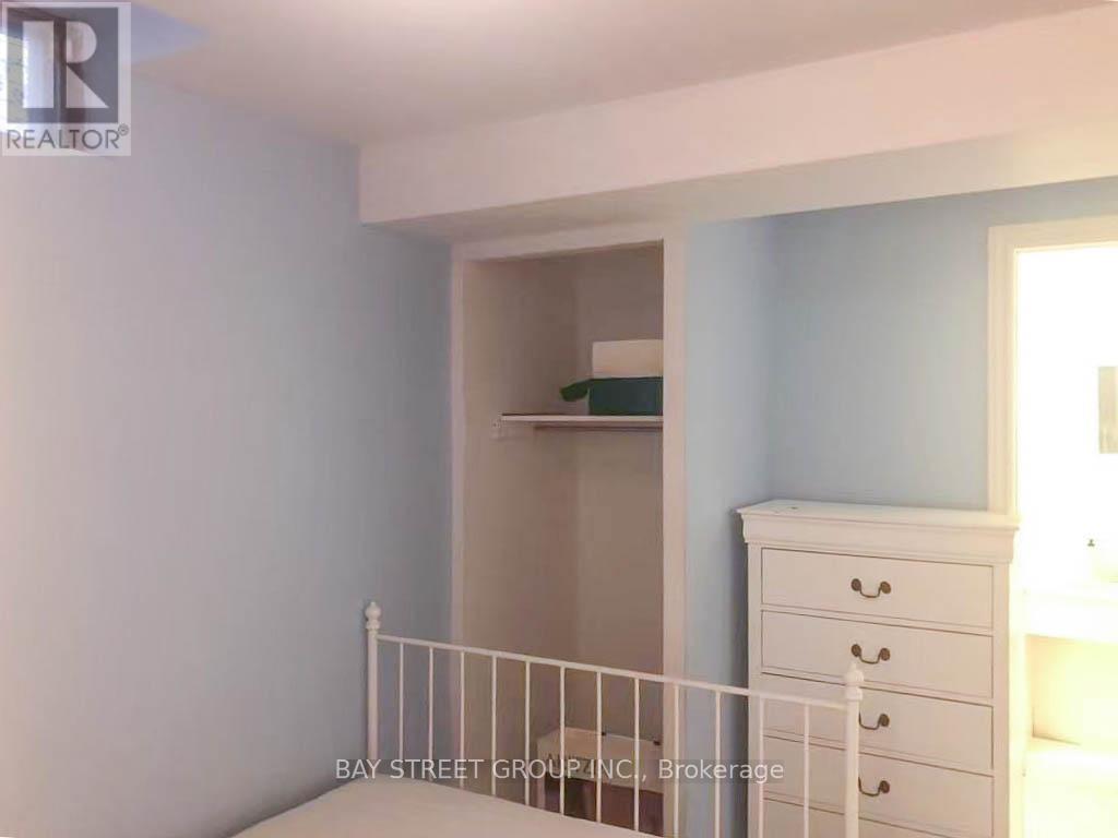 4641 Crosscreek Court, Mississauga, Ontario  L5V 1G5 - Photo 7 - W12705716