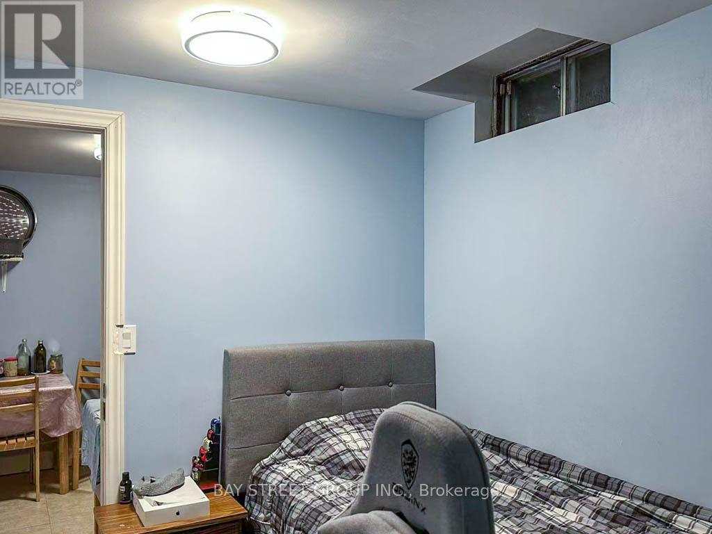 4641 Crosscreek Court, Mississauga, Ontario  L5V 1G5 - Photo 8 - W12705716