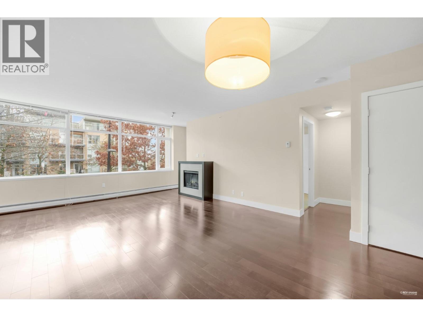 1xx 1320 Chesterfield Avenue, North Vancouver, British Columbia  V7M 0A6 - Photo 1 - R3071401