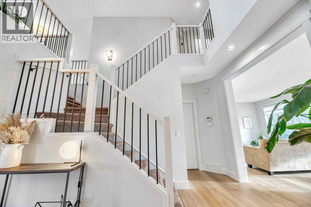 225 Discovery Ridge Way Sw, Calgary, Alberta  T3H 5G2 - Photo 3 - A2278862