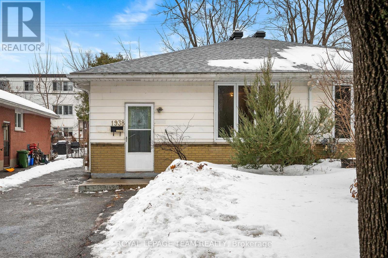 1938 Bromley Road, Ottawa, Ontario  K2A 1C2 - Photo 2 - X12704682