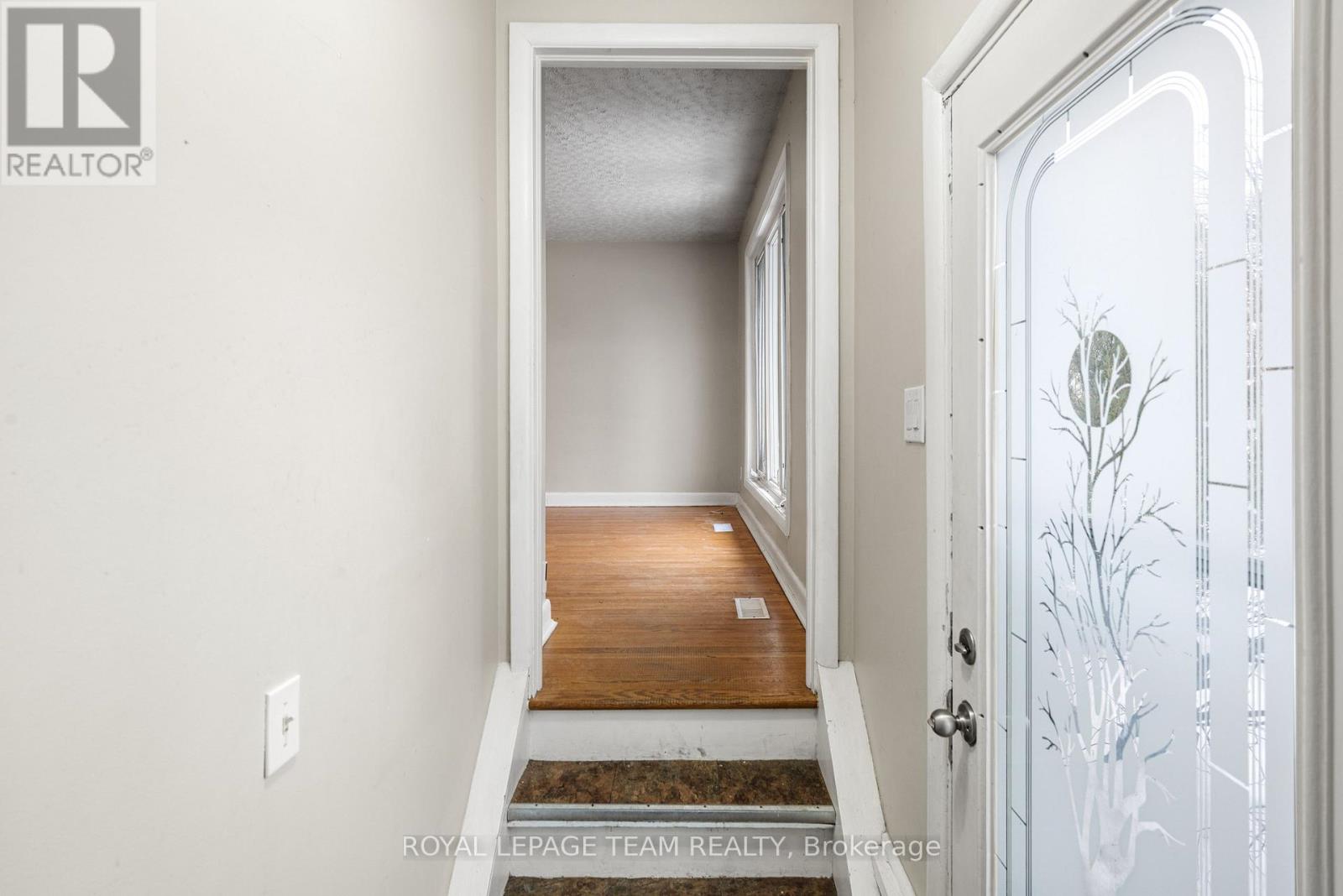 1938 Bromley Road, Ottawa, Ontario  K2A 1C2 - Photo 3 - X12704682