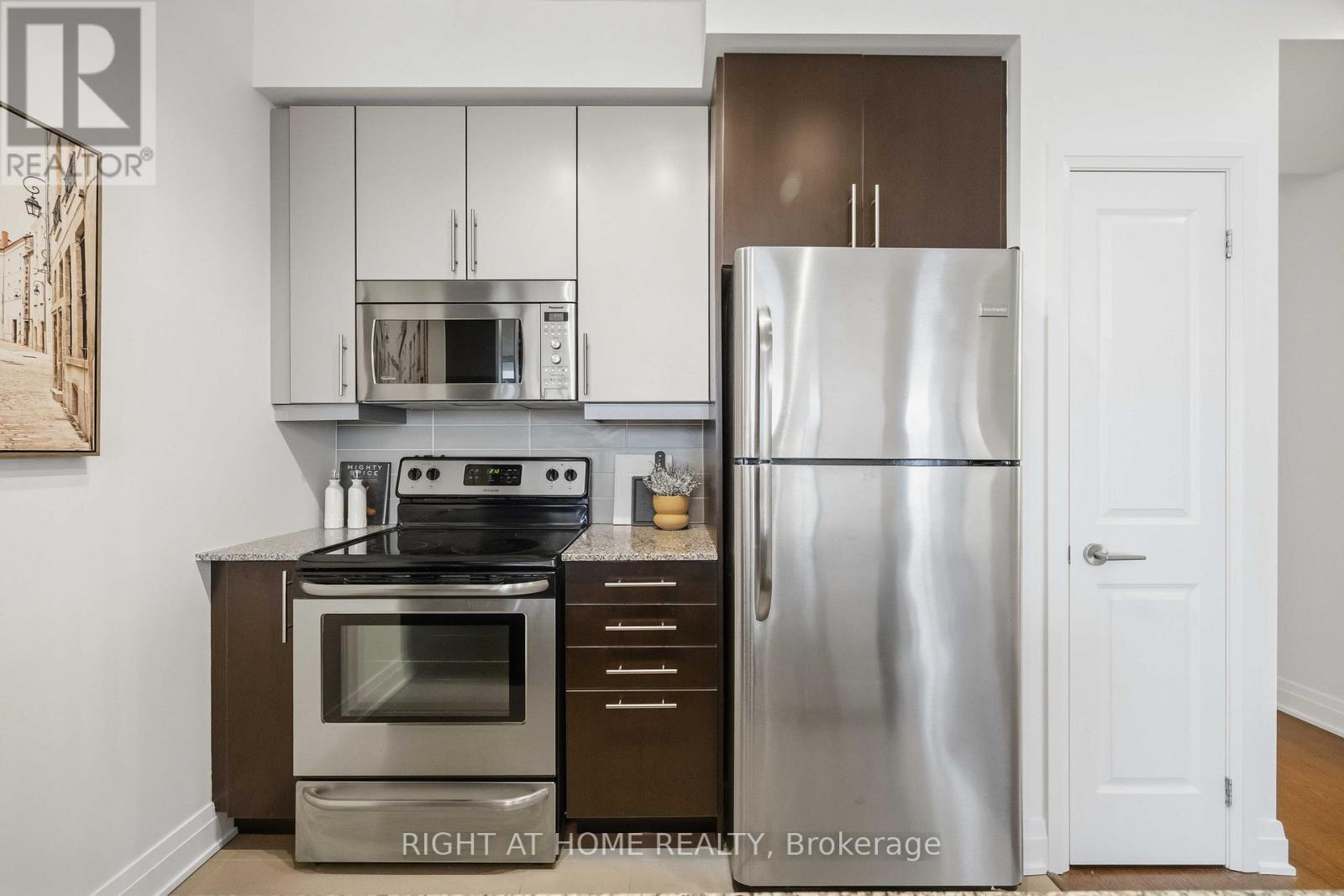 909 - 530 St Clair Avenue W, Toronto, Ontario  M6C 0A2 - Photo 4 - C12671278