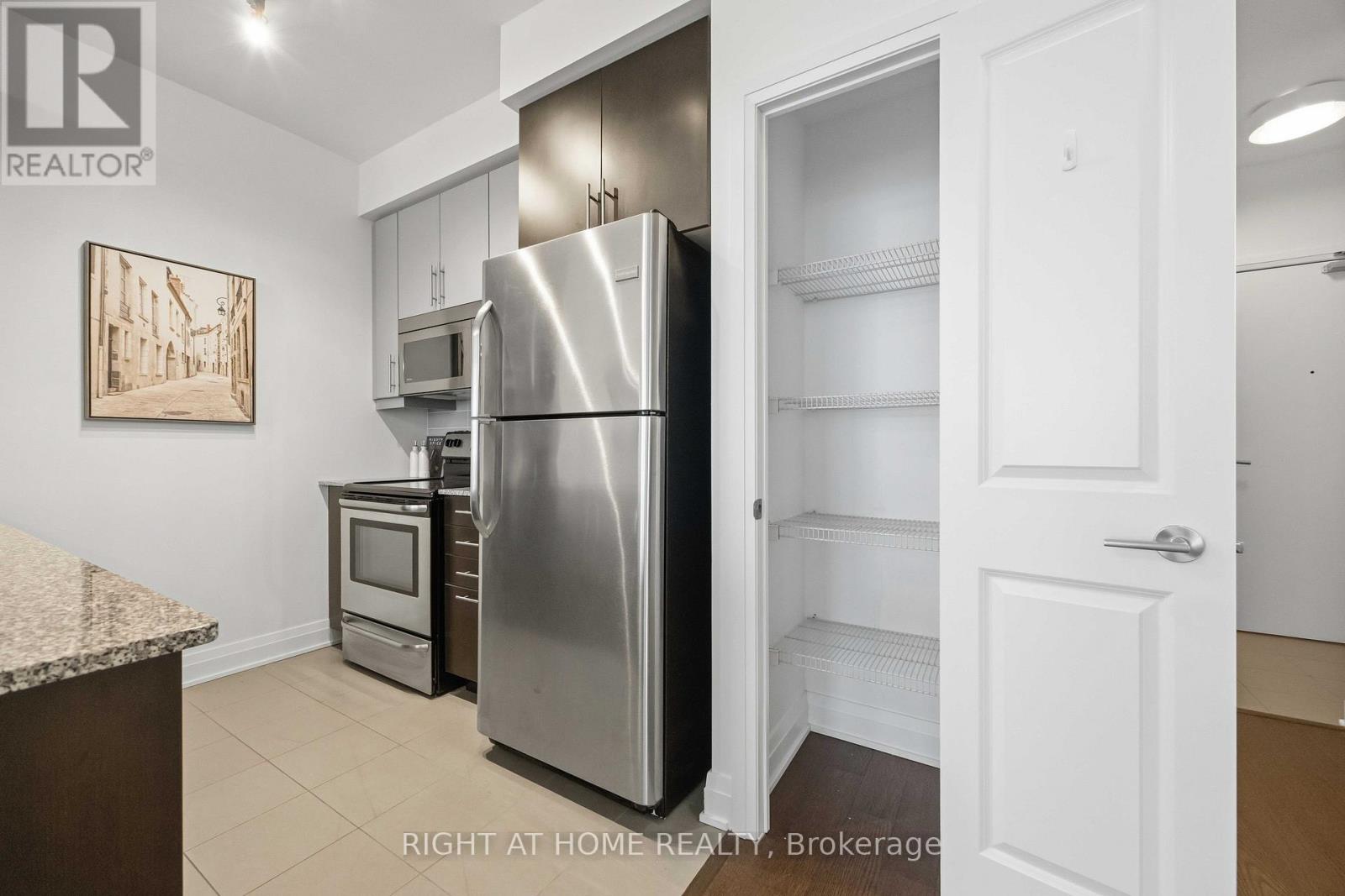 909 - 530 St Clair Avenue W, Toronto, Ontario  M6C 0A2 - Photo 5 - C12671278