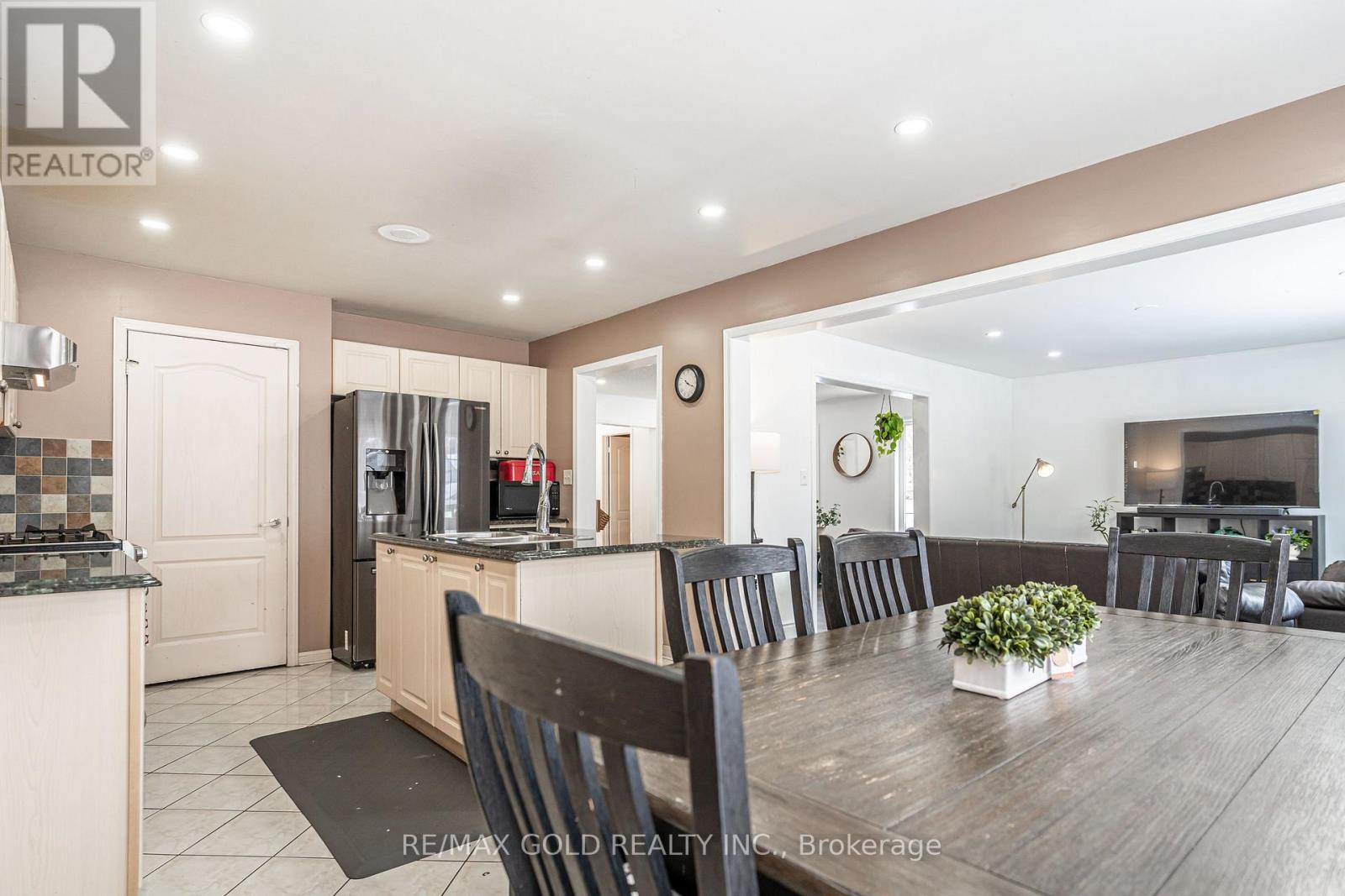 2 Zimmer Street, Brampton, Ontario  L6S 6L3 - Photo 17 - W12703704