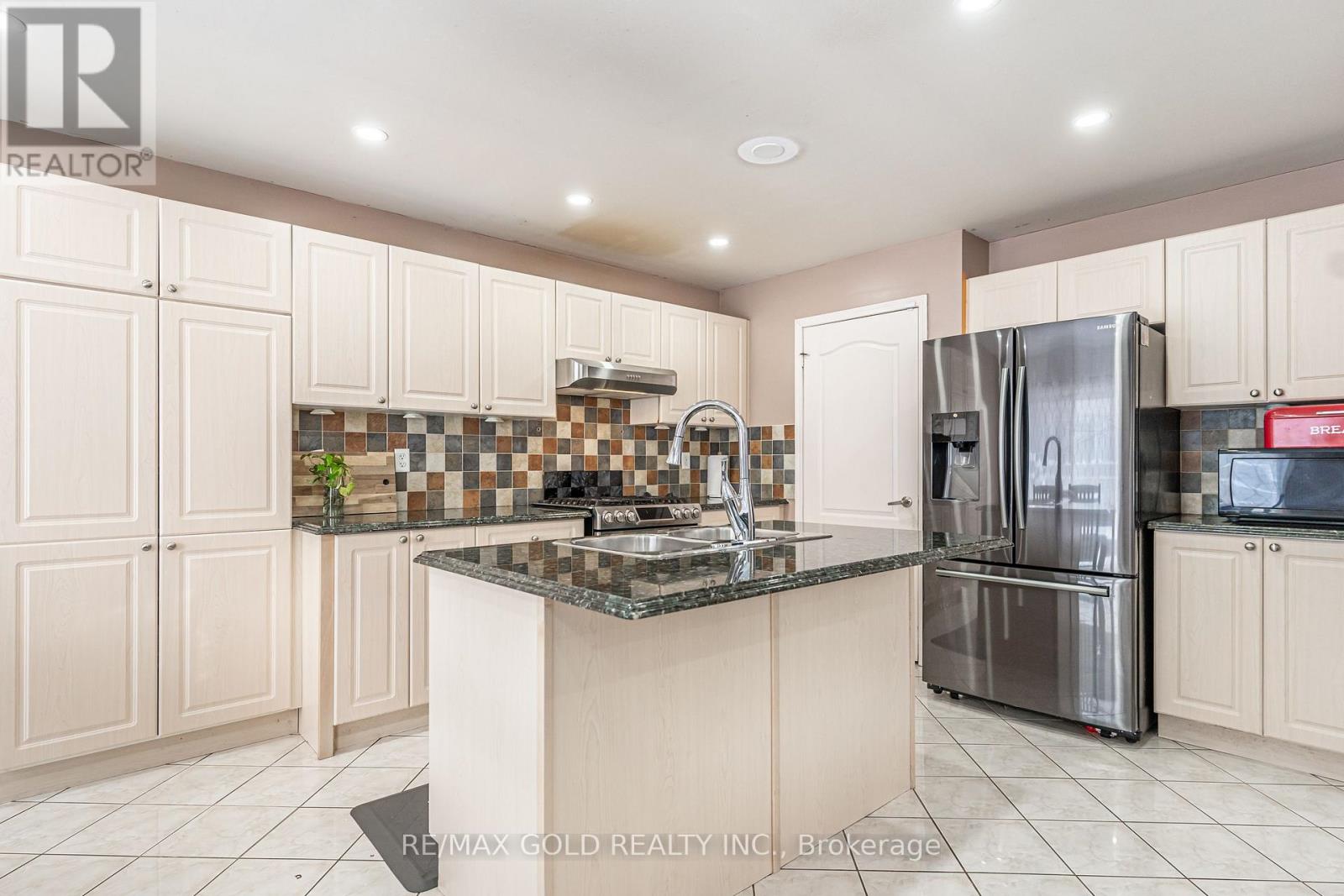 2 Zimmer Street, Brampton, Ontario  L6S 6L3 - Photo 18 - W12703704