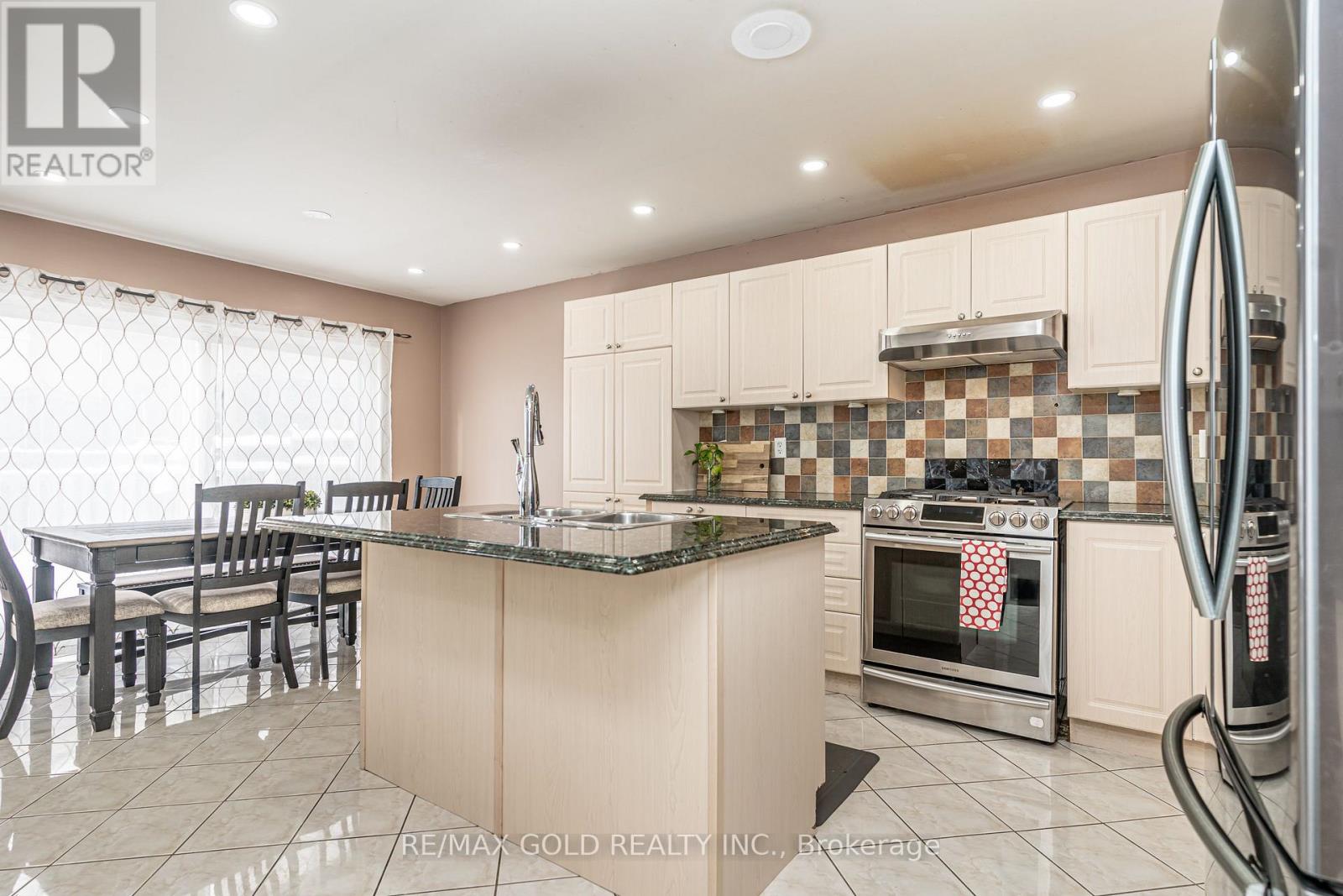 2 Zimmer Street, Brampton, Ontario  L6S 6L3 - Photo 15 - W12703704