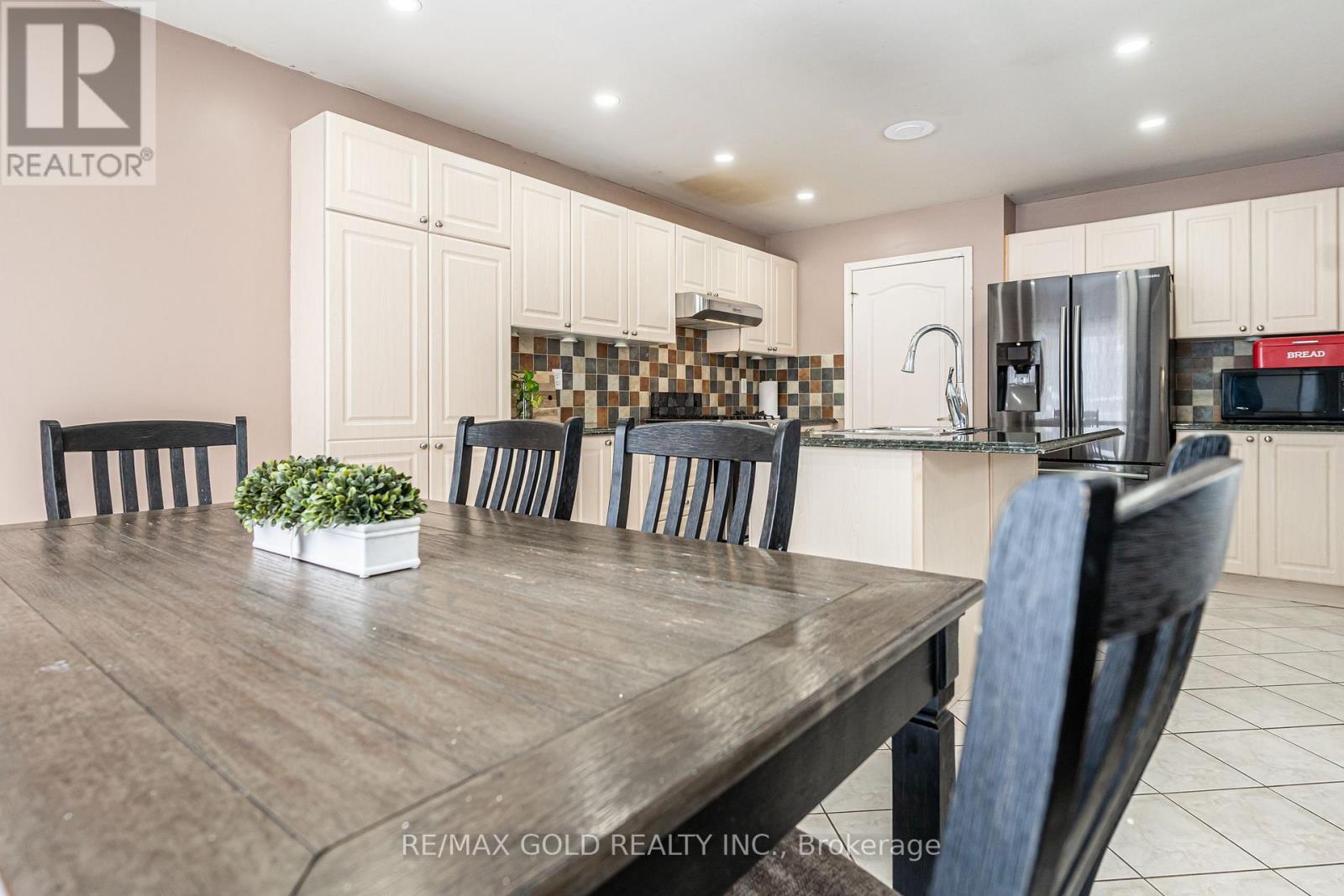 2 Zimmer Street, Brampton, Ontario  L6S 6L3 - Photo 16 - W12703704