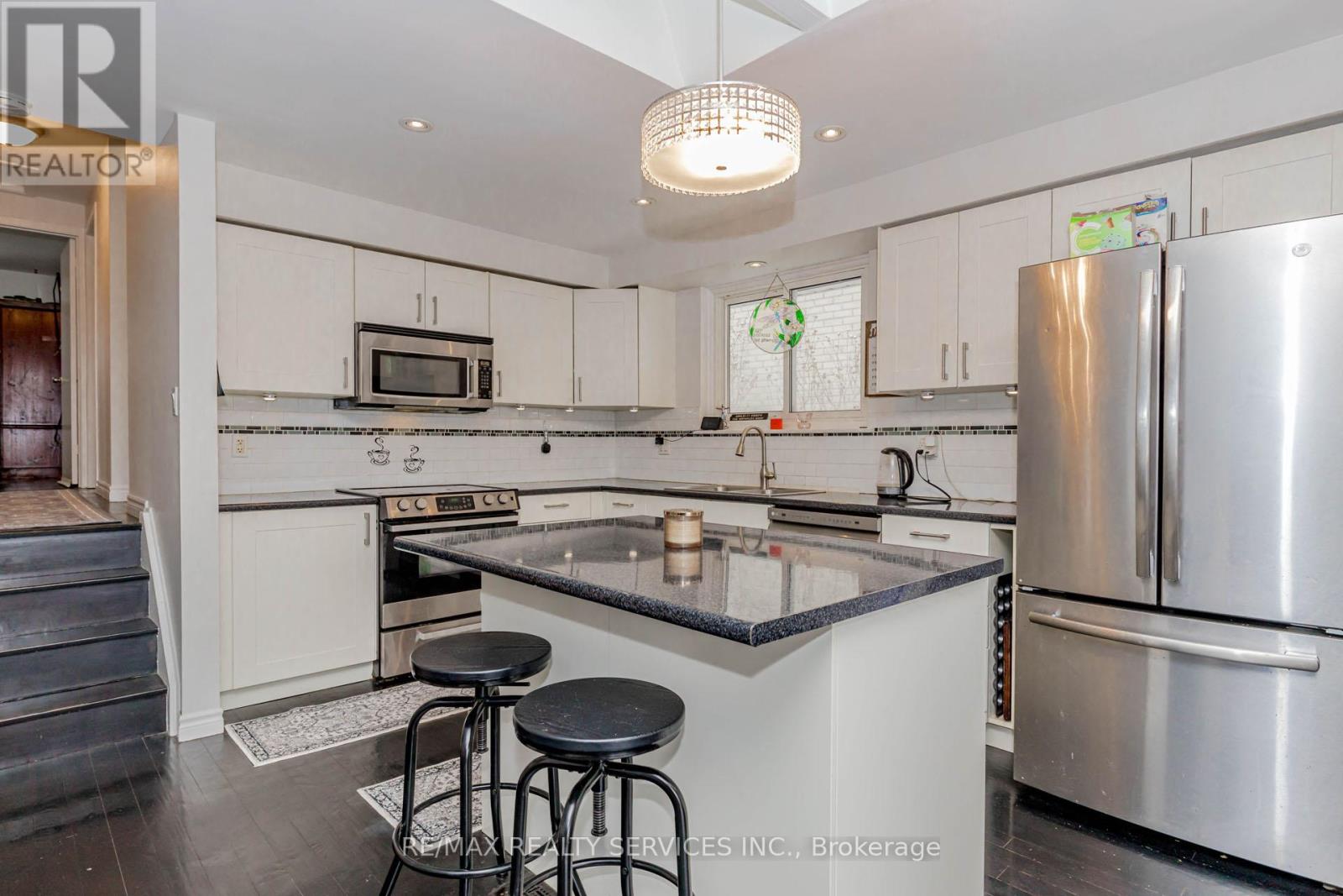 46 Elgin Drive, Brampton, Ontario  L6Y 1A8 - Photo 10 - W12705982