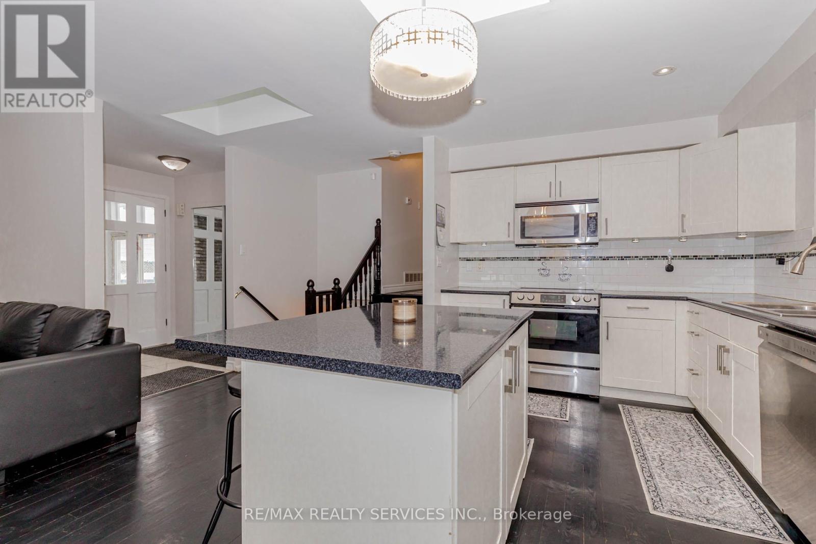 46 Elgin Drive, Brampton, Ontario  L6Y 1A8 - Photo 11 - W12705982